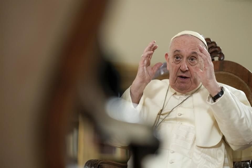 El Papa durante la entrevista con la agencia AP.