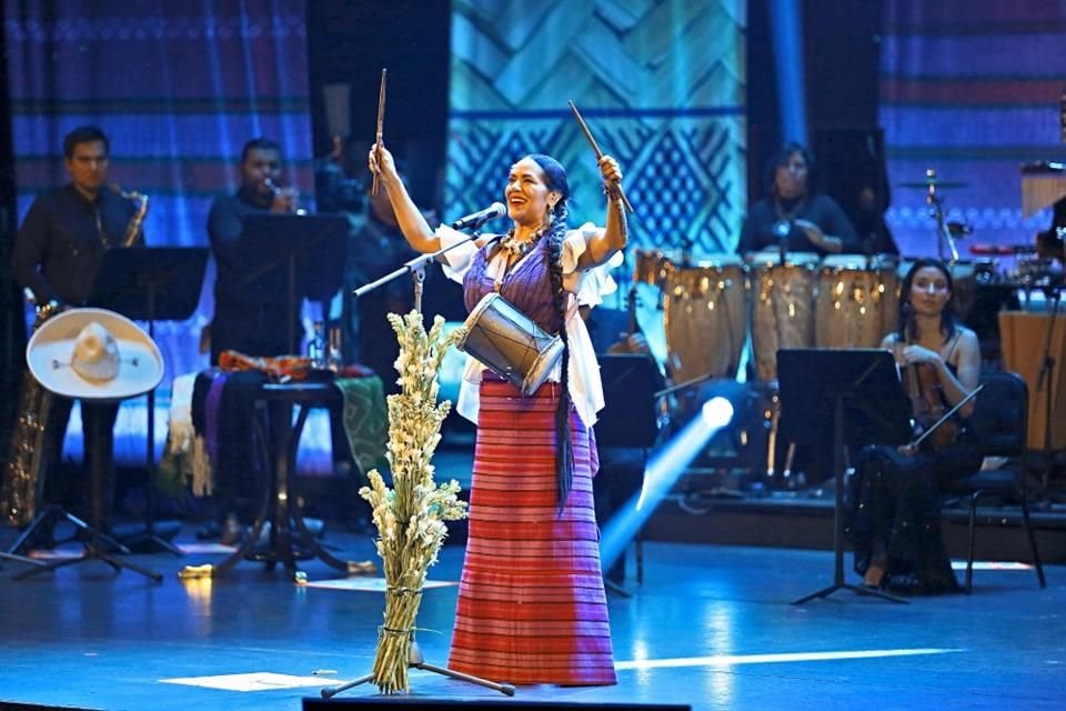 En medio de la tristeza por perder a su esposo, Lila Downs celebró 25 años de carrera con el CD-DVD 'Desde Bellas Artes México'.