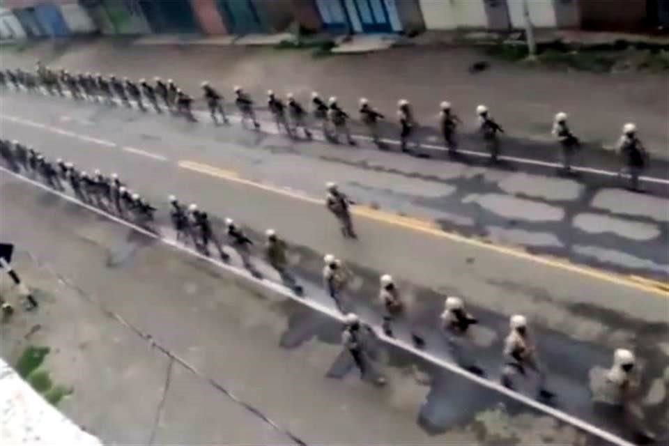 Los vehículos de los soldados enviados a Puno no pudieron pasar, por lo que llegaron a pie para controlar las protestas en la región.