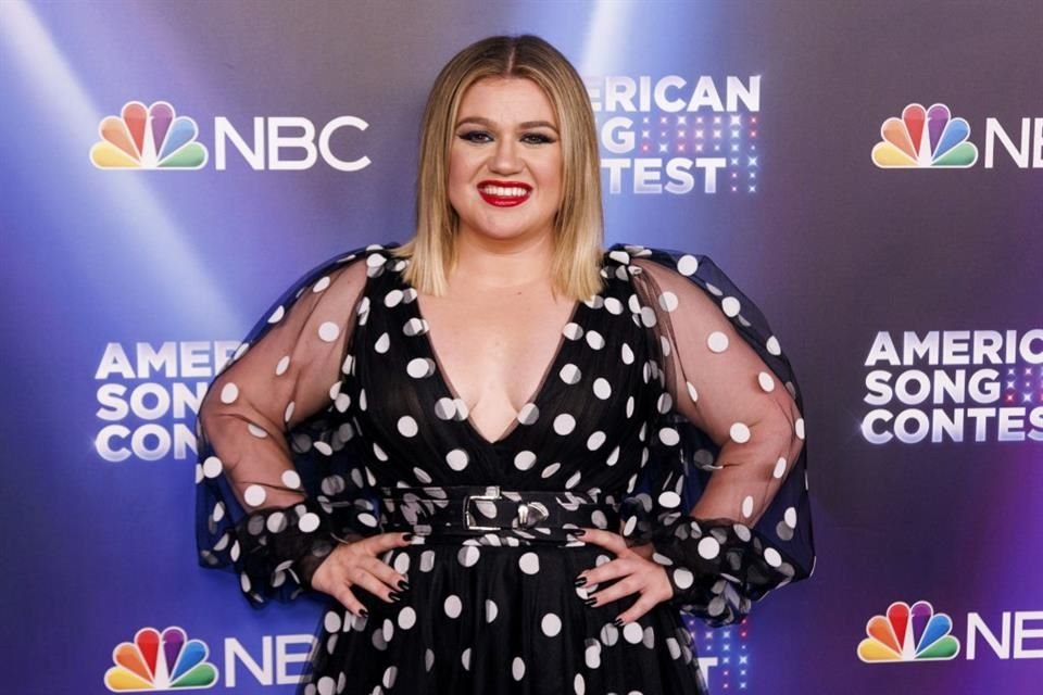 Arrestaron a una mujer que acosaba a Kelly Clarkson afuera de su residencia en Los Ángeles; el hecho preocupa a la cantante.