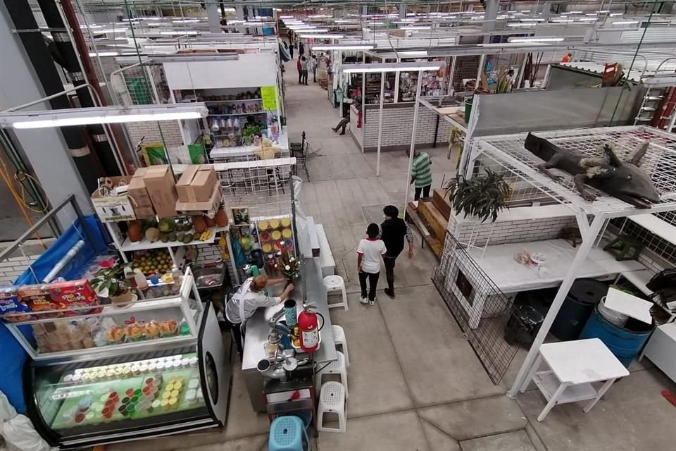 Locatarios del Mercado de San Cosme recibieron las instalaciones después de tres años de espera.