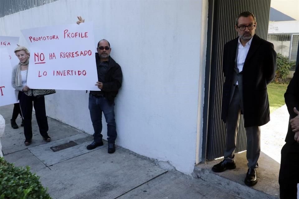 Una decena de personas se manifestaron afuera de las oficinas de la Promotora Profile, fiduciaria responsable de las inversiones.