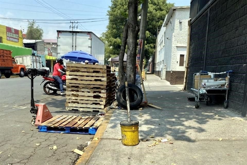 Espacios públicos que habían sido mejorados por vecinos y autoridades de la Alcaldía, ya fueron perdidos  por las tarimas desbordadas.