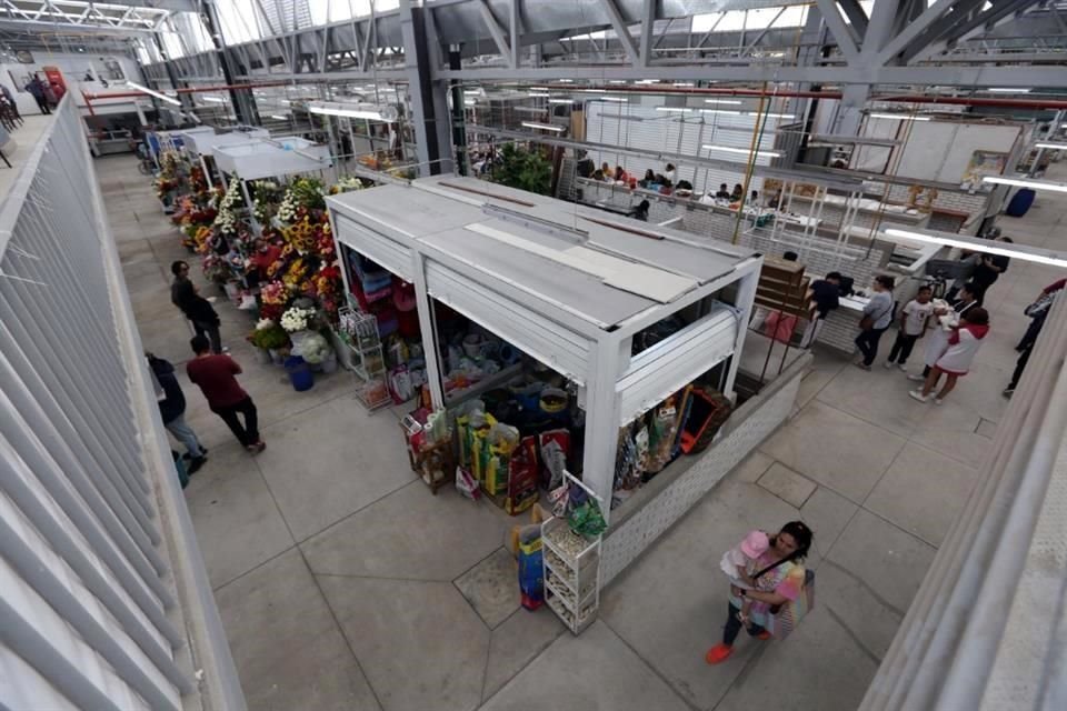 Entre locales vacíos o a media remodelación, la Alcaldía Cuauhtémoc inauguró oficialmente el Mercado de San Cosme, tras el incendio de hace tres años.