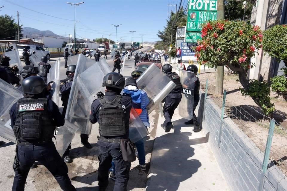 Tras el desalojo, los estudiantes se resguardaron en la escuela ubicada al poniente de Chilpancingo.