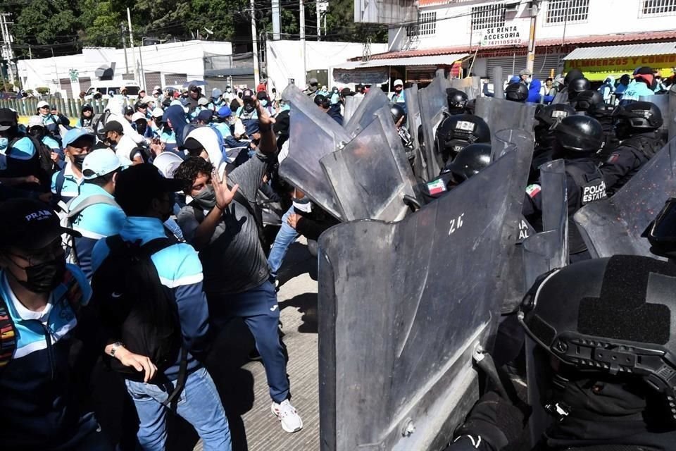 Los estudiantes demandan la entrega de material didáctico y la asignación de plazas docentes.