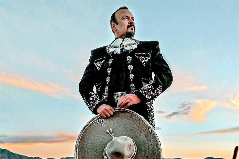 El ganador del Grammy, de 52 años, Pepe Aguilar, presenta su nuevo sencillo 'Traigo Ganas', con toques de mariachi y pop.