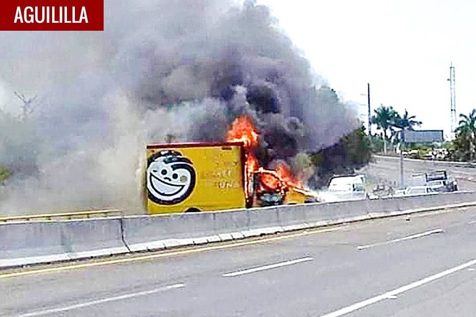 Narcobloqueos, comercios incendiados y enfrentamientos con autoridades fue el saldo de jornada de desafío de grupos del crimen en Michoacán.