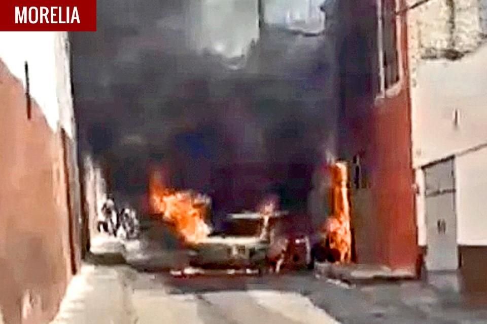 Narcobloqueos, comercios incendiados y enfrentamientos con autoridades fue el saldo de jornada de desafío de grupos del crimen en Michoacán.