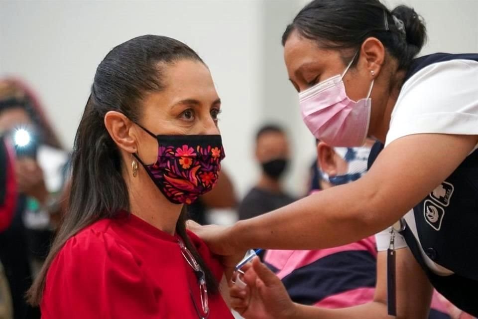 La Mandataria se vacunó en el punto de vacunación hubicado en la Preparatoria 5 de la UNAM.