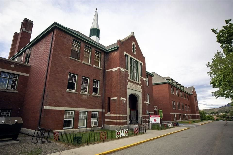 la Escuela Internado para Indígenas Kamloops, en la Columbia Británica, Canadá.