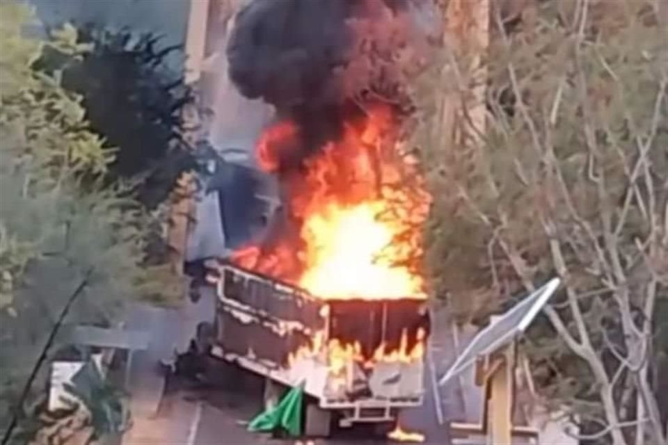 Las carreteras Autlán de Navarro-Unión de Tula y El Grullo-Ciudad Guzmán fueron bloqueadas con al menos tres vehículos, luego de que, presuntamente, un grupo armado les prendiera fuego.