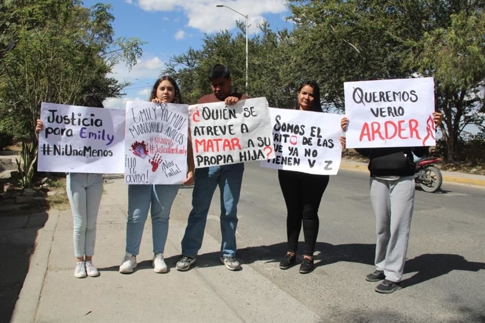 Emily Yazmín Manríquez Ávalos no se suicidó, fue asesinada por su novio, insistieron sus familiares durante una manifestación y bloqueo en la Carretera a Chapala y la Carretera a El Zapote.