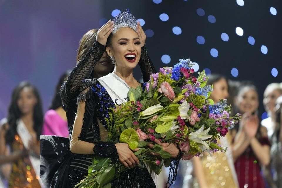 R'Bonney Gabriel renunció a su título de Miss EUA para enfocarse en sus labores como Miss Universo; fue reemplazada por Morgan Romano.