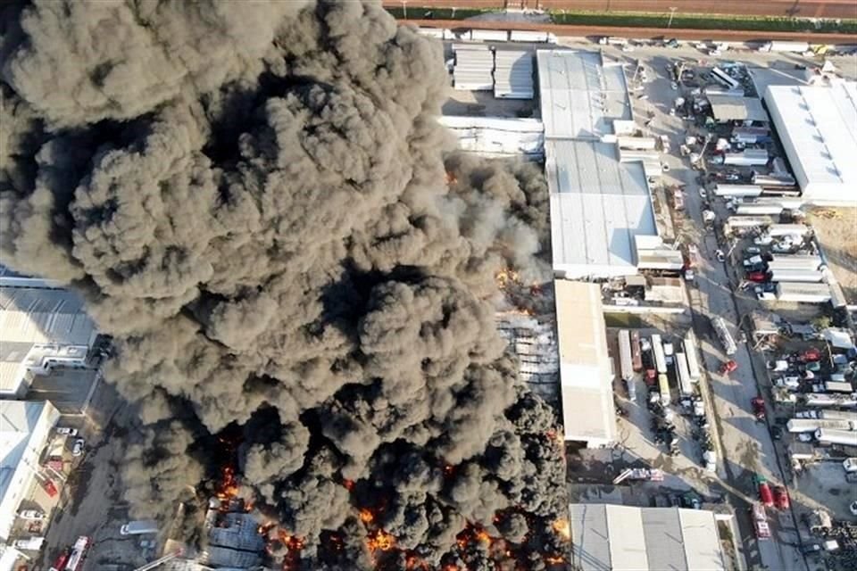 El incendio se originó esta madrugada en la zona industrial de Tijuana.