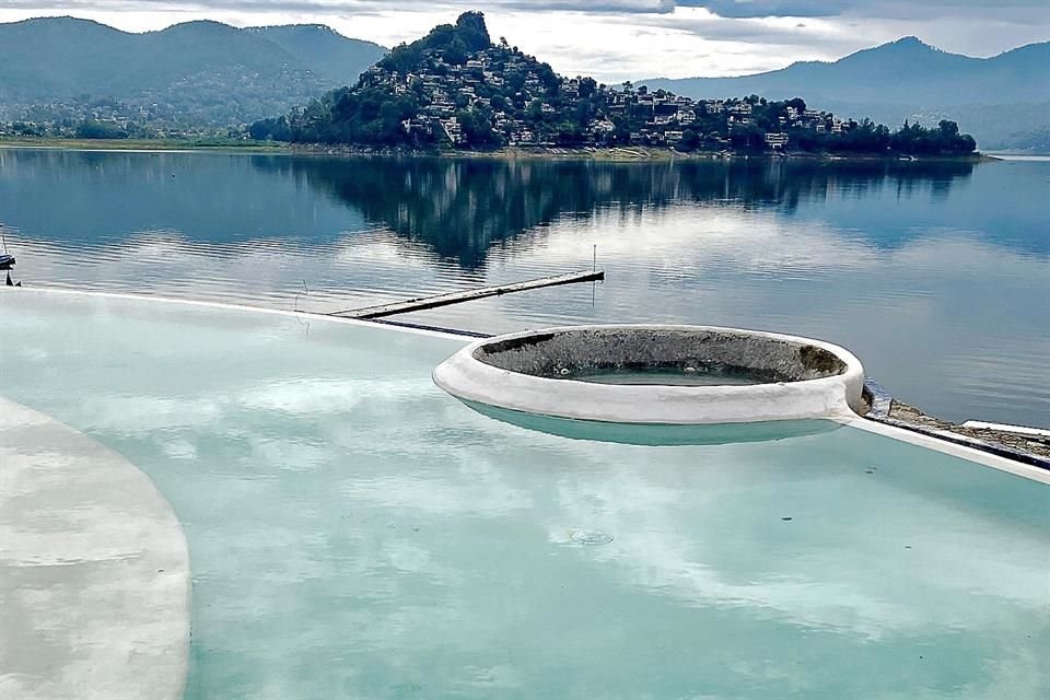 Piscina en el área del spa.