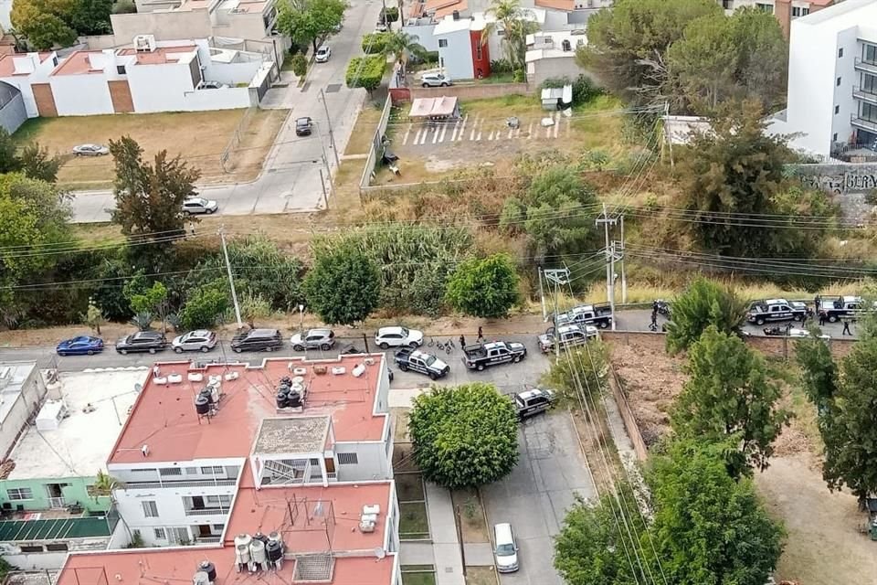 Cerca de 10 patrullas y un helicóptero ayudaron a la captura de tres hombres armados en las calles de la Colonia Jardines de Guadalupe.