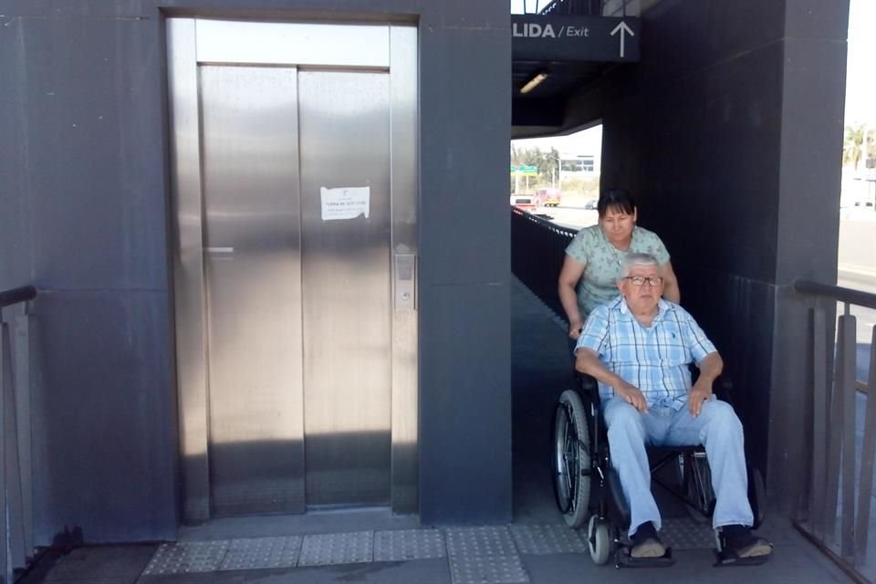 En la estación Terminal Sur de Autobuses no sirve el elevador. Lleva así varios meses, de acuerdo con los usuarios del Peribús.