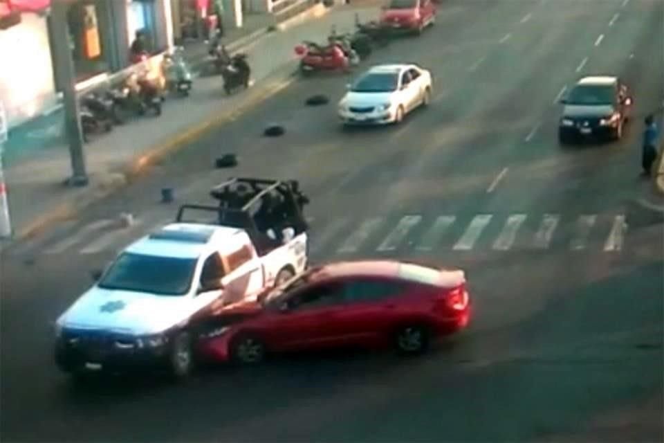 Una patrulla que circulaba sobre avenida Carmelo Pérez chocó contra un automóvil particular, cuatro policías resultaron lesionados.