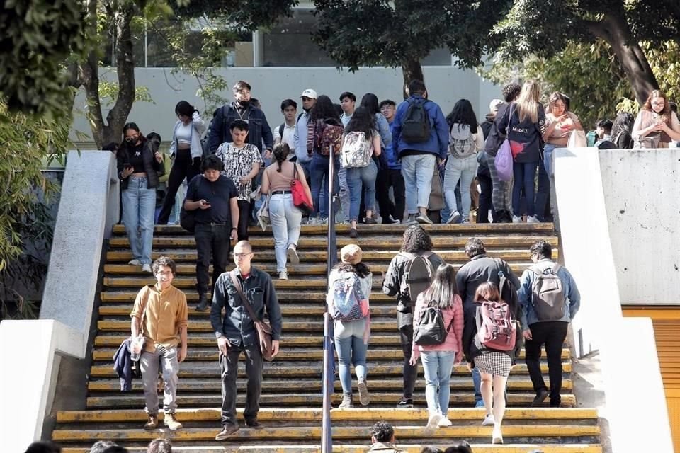 La mayoría de estudiantes de nivel superior que cursan una licenciatura preferiría obtener un sueldo menor, pero con prestaciones de ley.