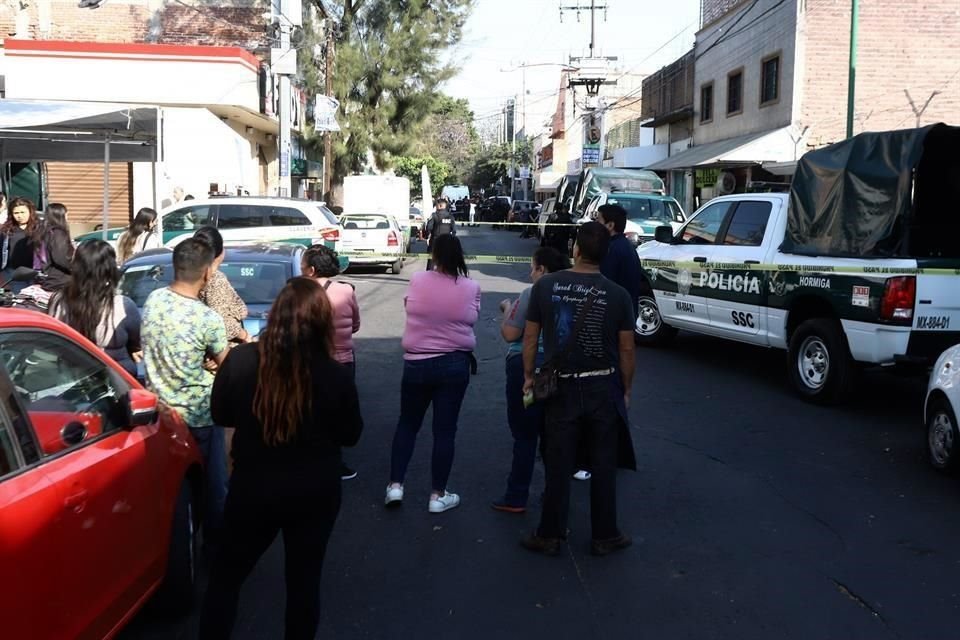 Dos personas, presuntamente padre e hijo fueron atacados mientras se hallaban en calles de la Colonia Prohogar. 