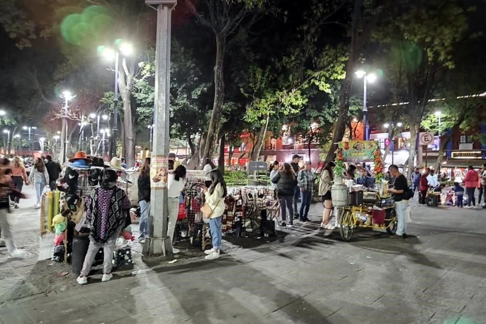 El cierre de la circulación provoca que los carriles sean usados como pasos peatonales, lo que es aprovechado por vendedores ambulantes.