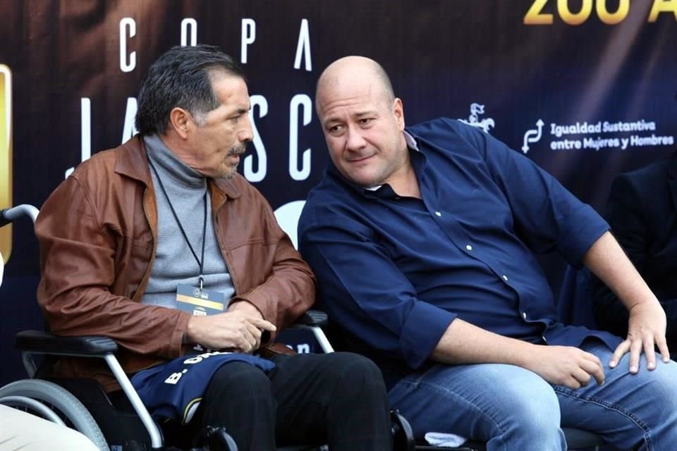 ¿De política o de futbol? Benjamín Galindo y el Gobernador Enrique Alfaro charlaron ayer en la inauguración de la Copa Jalisco.