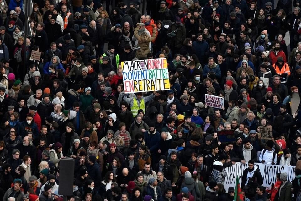 El activista francés Jean-Baptiste Redde, también conocido como Voltuan, sostiene un cartel que dice 'Macron debe retirarse'.