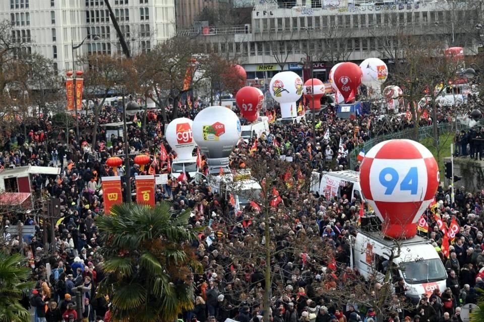 Los manifestantes rodean camionetas con globos gigantes en la plaza Place d'Italie.