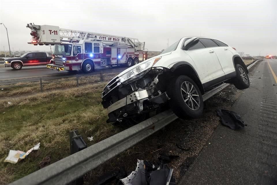 Un vehículo quedó sobre una barricada cuando el conductor perdió el control y se salió de la autopista 6.