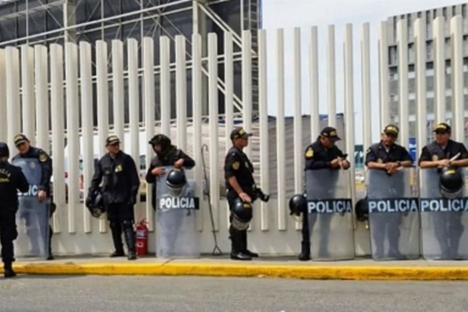 Policías resguardan el Aeropuerto Internacional Jorge Chávez por protestas en todo el país.