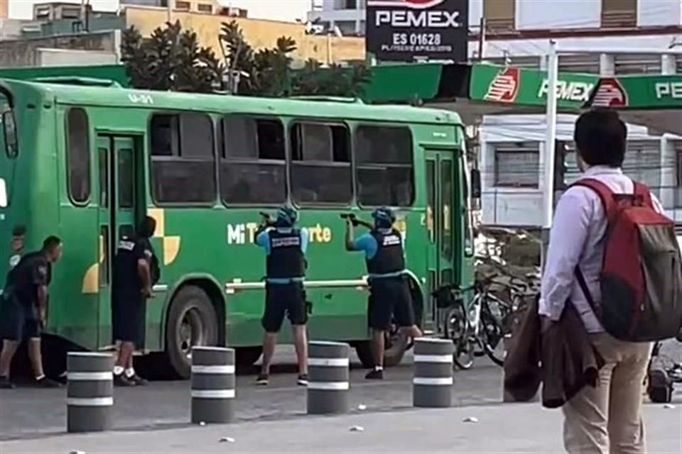 Los policías tuvieron que apuntarle con sus armas mientras intentaban convencerlo de que se entregara.