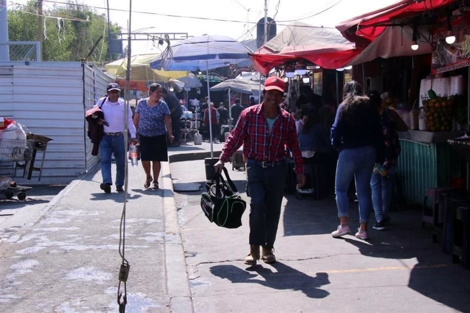 En el CETRAM San Lázaro se realizan obras de construcción y remodelación, las cuales dificultan el paso de peatones.