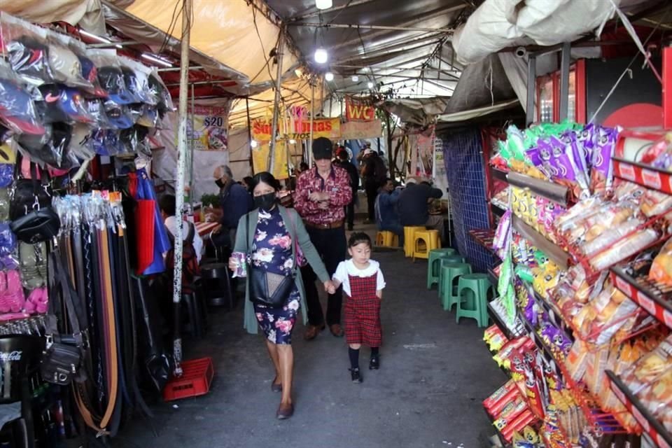 En el CETRAM San Lázaro se realizan obras de construcción y remodelación, las cuales dificultan el paso de peatones.