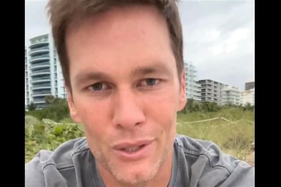 Tom Brady anunció su retiro de los emparrillados.