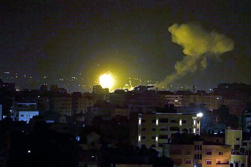 Un ataque israelí deja una bola de fuego y humo en el centro de la Franja de Gaza, el 27 de enero de 2023.