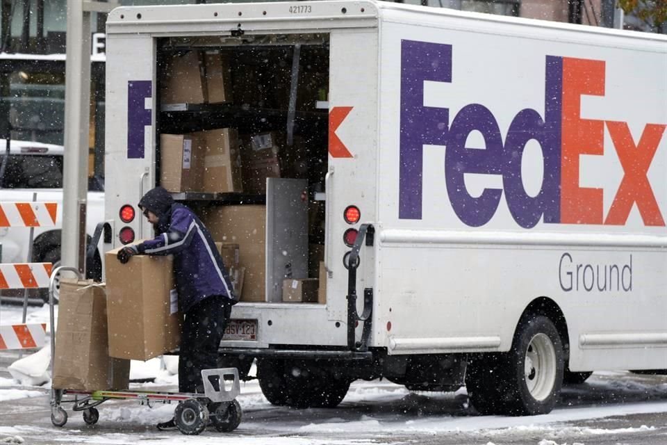 FedEx dijo que necesita reducir los costos a medida que cae la demanda de paquetes.