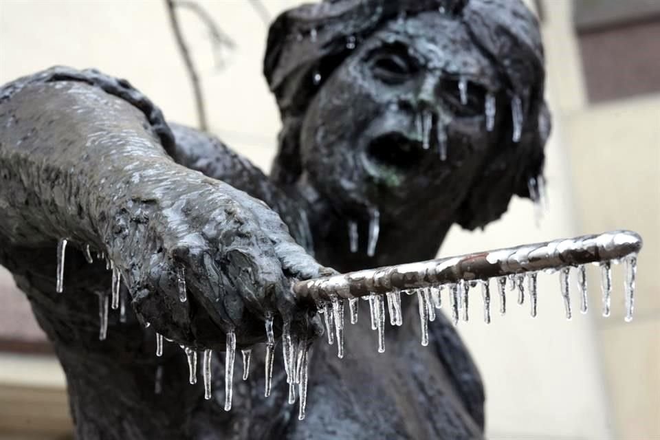 Una gran cantidad de hielo, aguanieve y nieve permanecieron este jueves en gran parte del sur de Estados Unidos.