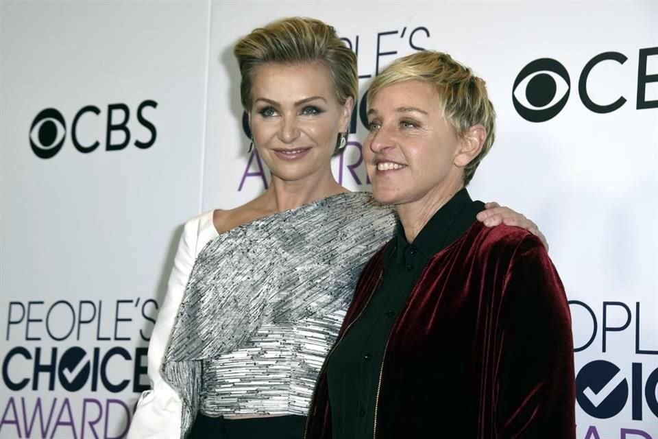 Portia Rossi sorprendió a Ellen DeGeneres al presentarse con un vestido de novia para renovar sus votos.