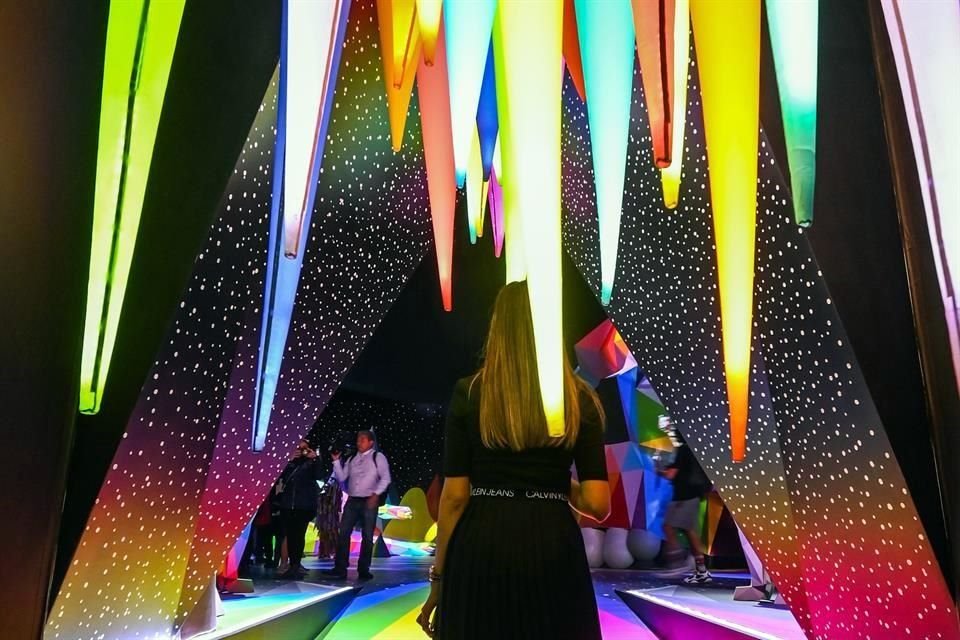 Luces, colores, proyecciones, sonidos y muchas texturas... Conoce la exposición que el artista español Okuda San Miguel trae a México