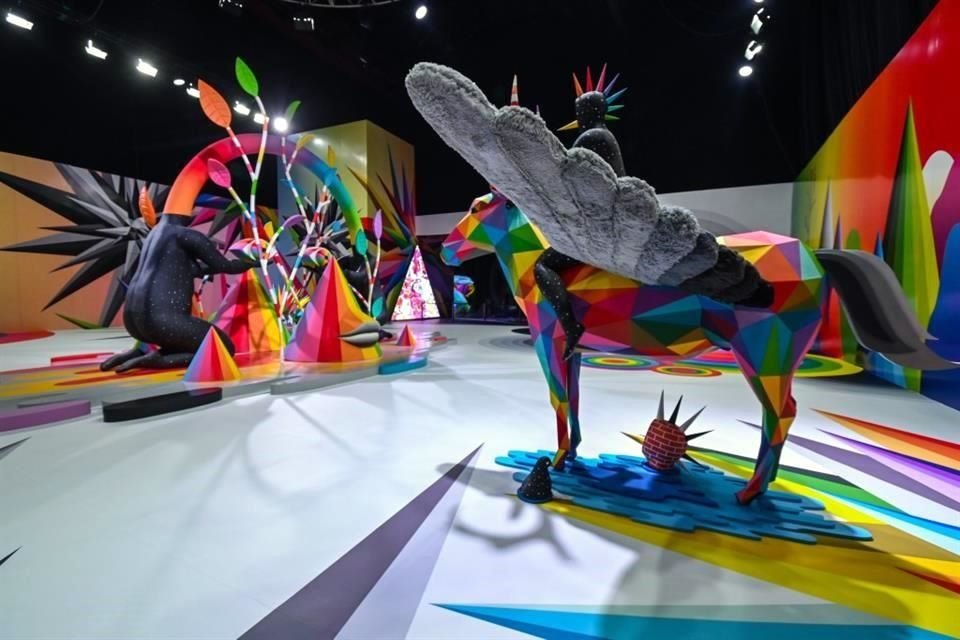 Dentro de la colorida exposición destacan las figuras geométricas y las luces.