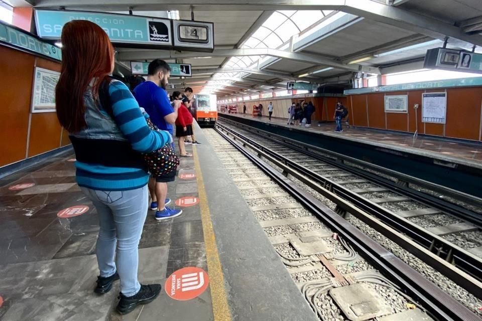 Lata de cerveza en las vías de la estación Canal del Norte de la Línea 4 del STC Metro