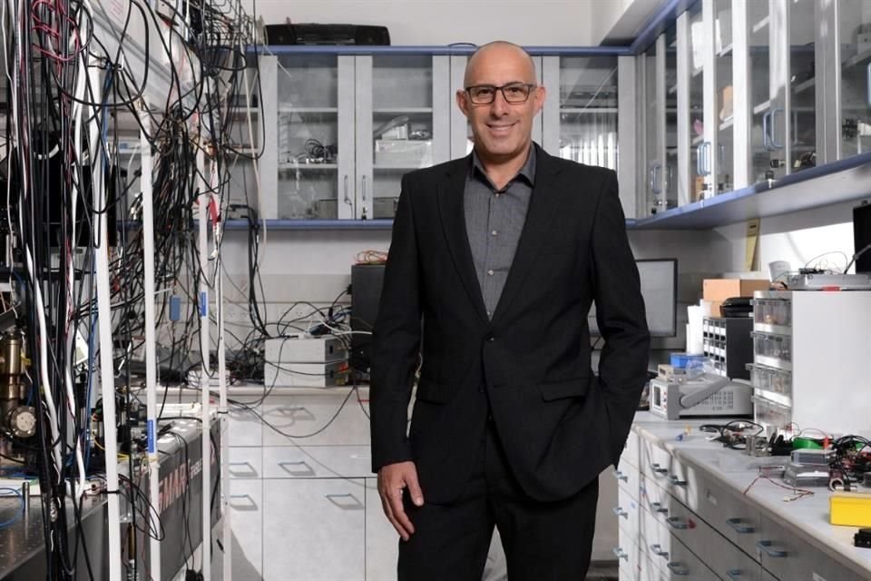 Roee Ozeri, pionero de la computación cuántica en Israel y vicepresidente del Instituto Weizmann, aprovechó su visita al País para ofrecer una charla en el Instituto de Ciencias Nucleares de la UNAM.
