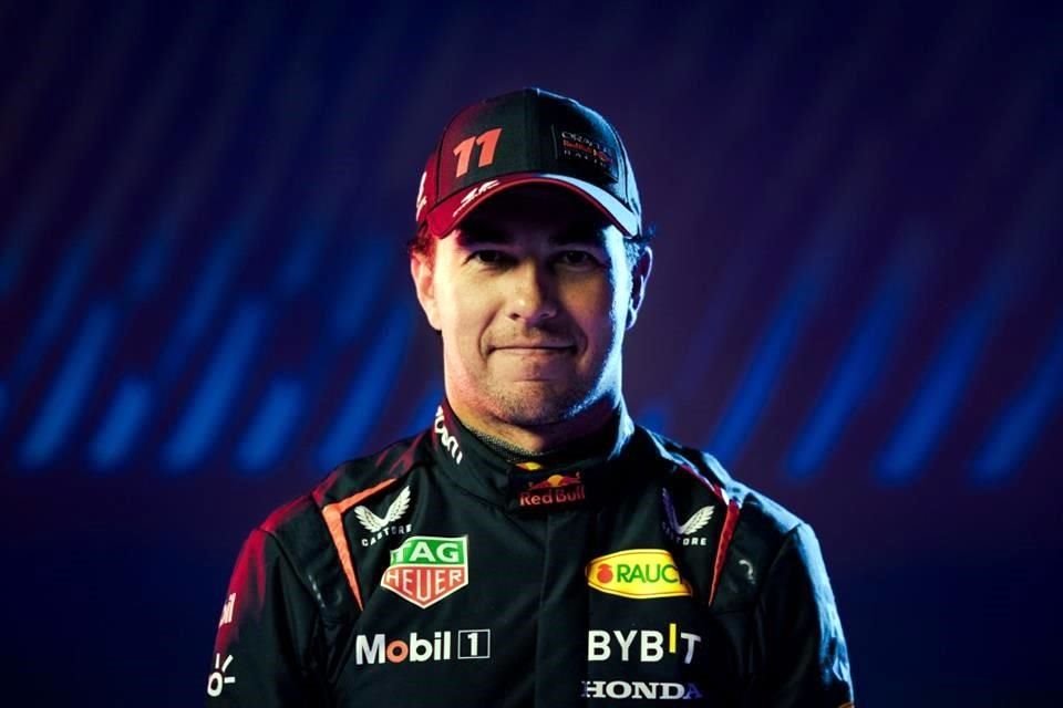 Checo presentó también el nuevo traje.