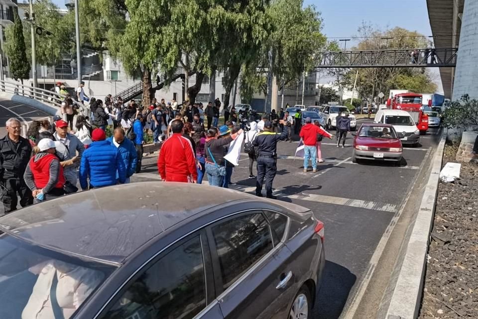 Más de una veintena de personas cerraron en su totalidad los carriles centrales y la incorporación hacia la Avenida Viaducto-Tlalpan desde las 11:00 horas.