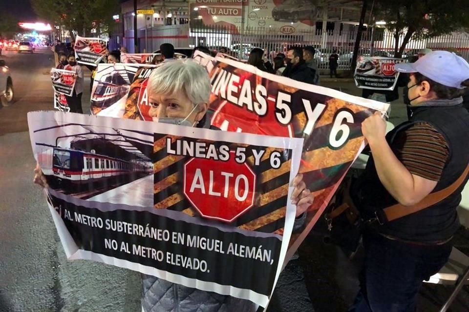 Los manifestantes aprovechaban el semáforo en rojo para pararse sobre la Avenida Miguel Alemán a la altura de la Calle Larga Vista.