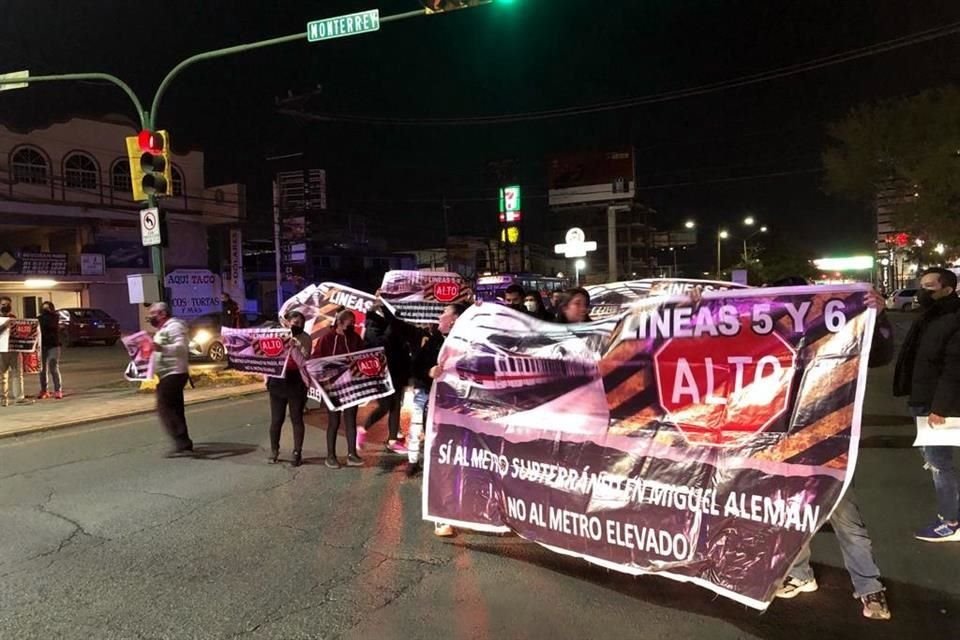 Alrededor de 100 personas se reunieron con mantas para expresar su rechazo al proyecto.