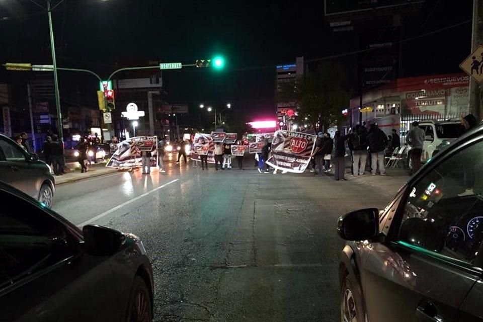 En la Avenida Miguel Alemán, unas 100 personas demandaron que la Línea 6 del Metro sea subterránea.