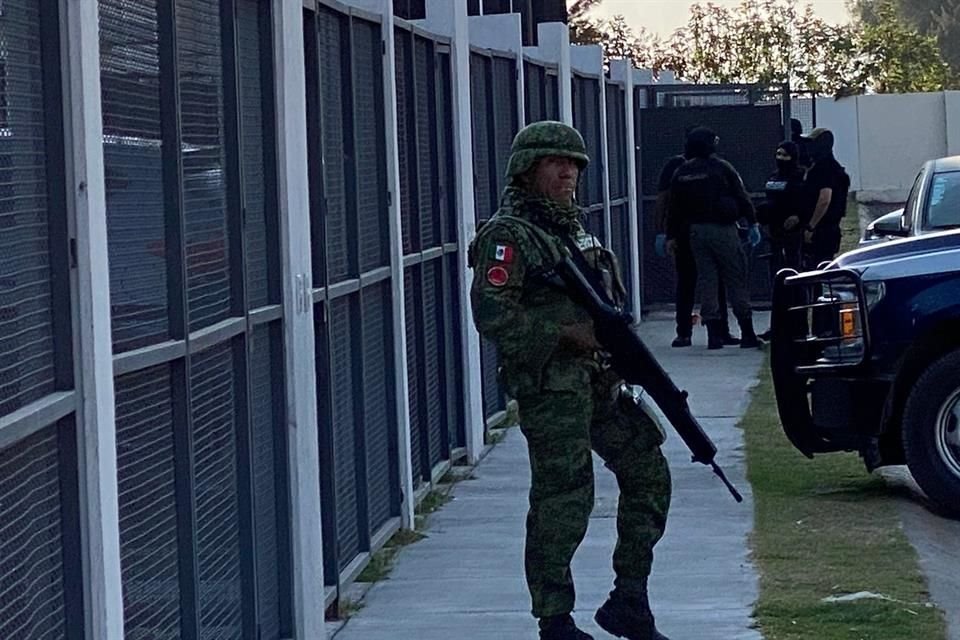 Policías de Tlajomulco y militares resguardaron la finca en la que encontraron a seis personas privadas de la libertad y un cadáver.