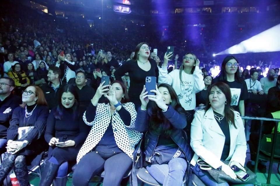 La complicidad entre los asistentes y las estrellas del show estuvo al cien durante toda la noche llena de éxitos que ofrecieron con la promesa de volver con un cuarto concierto.